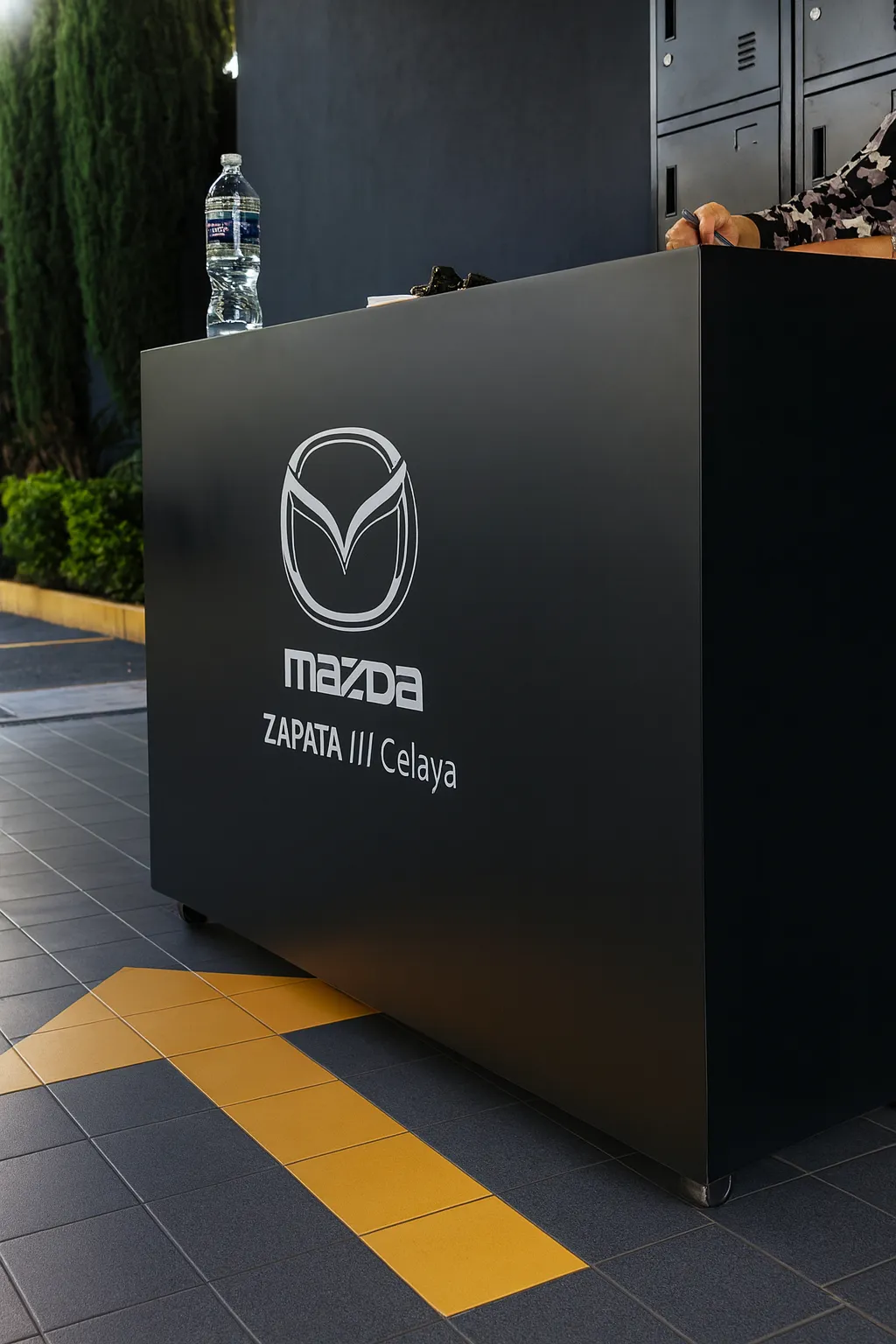 Señalización de entrada para agencia Mazda Zapata Celaya