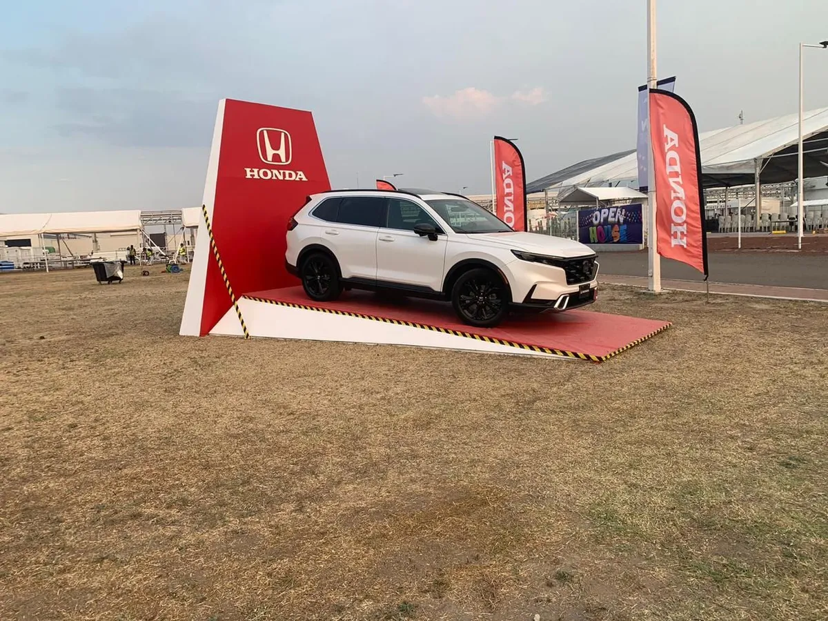 Podio de exhibición para vehículo en evento Honda